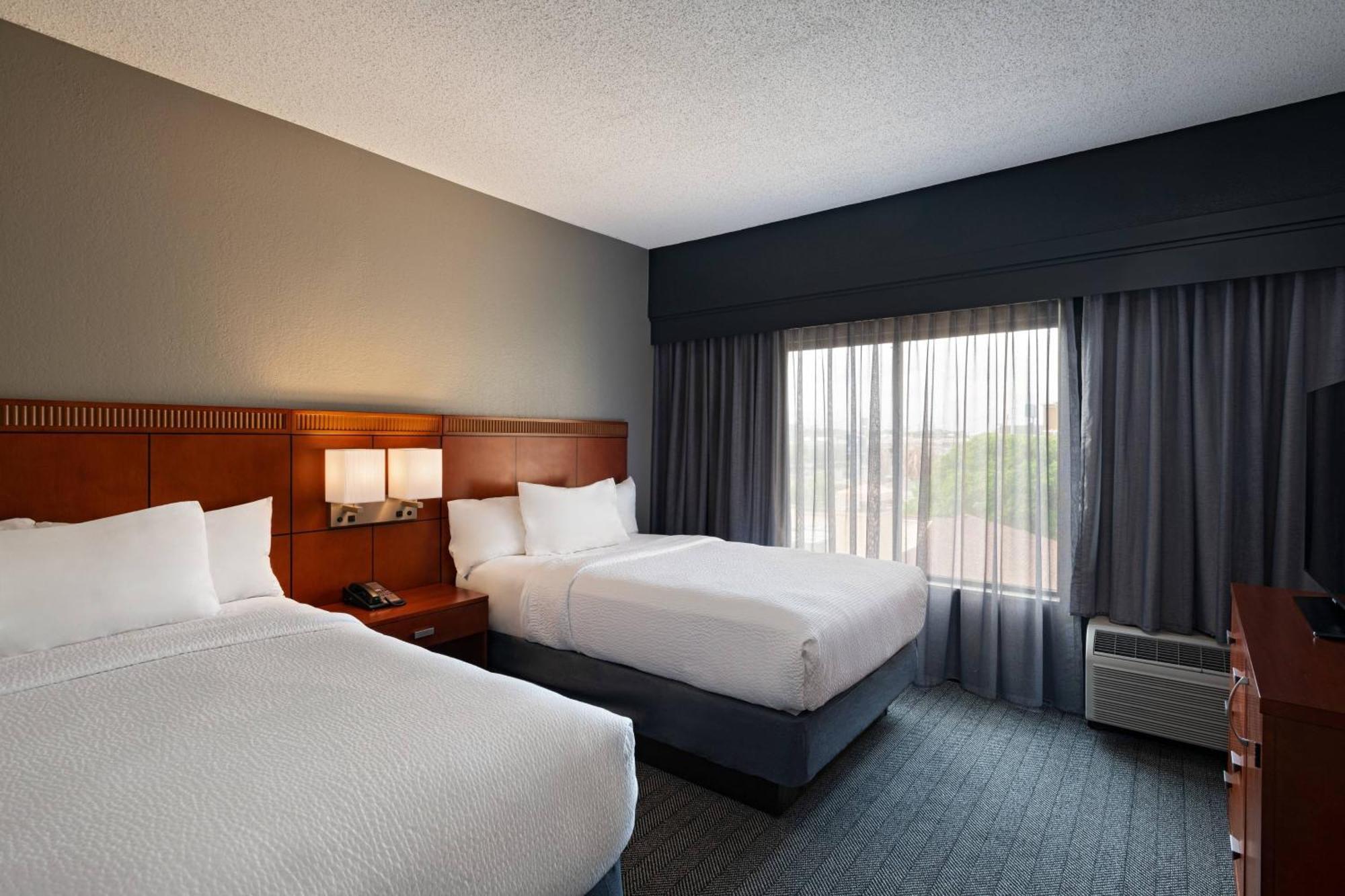 Отель Courtyard By Marriott San Antonio Airport Экстерьер фото