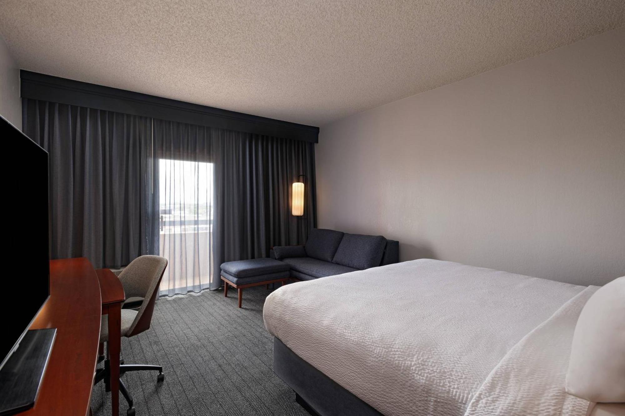 Отель Courtyard By Marriott San Antonio Airport Экстерьер фото