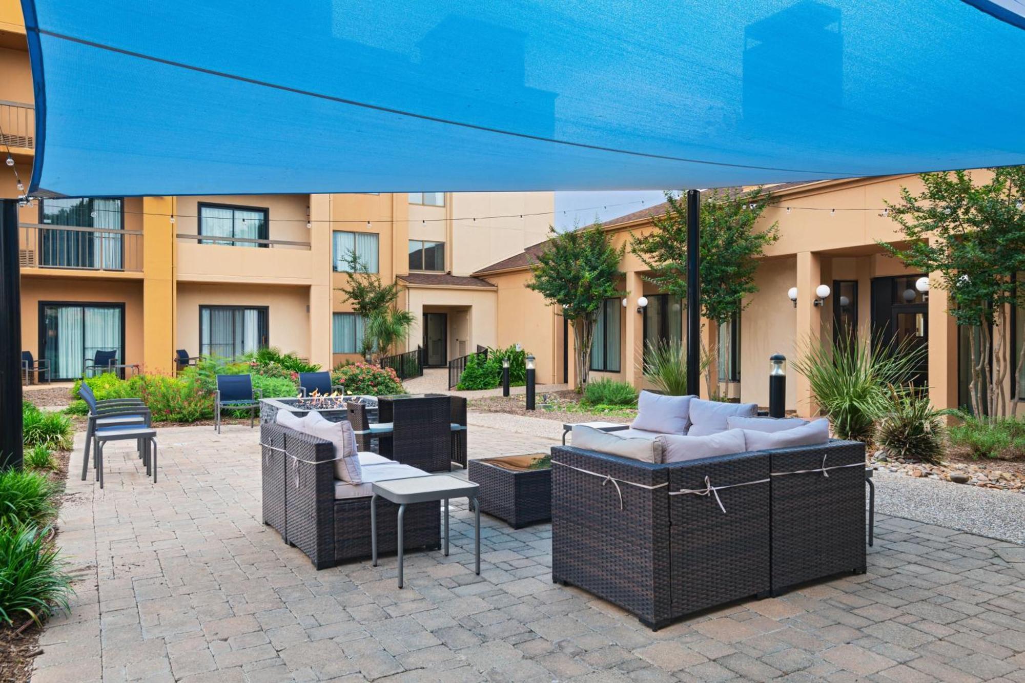 Отель Courtyard By Marriott San Antonio Airport Экстерьер фото