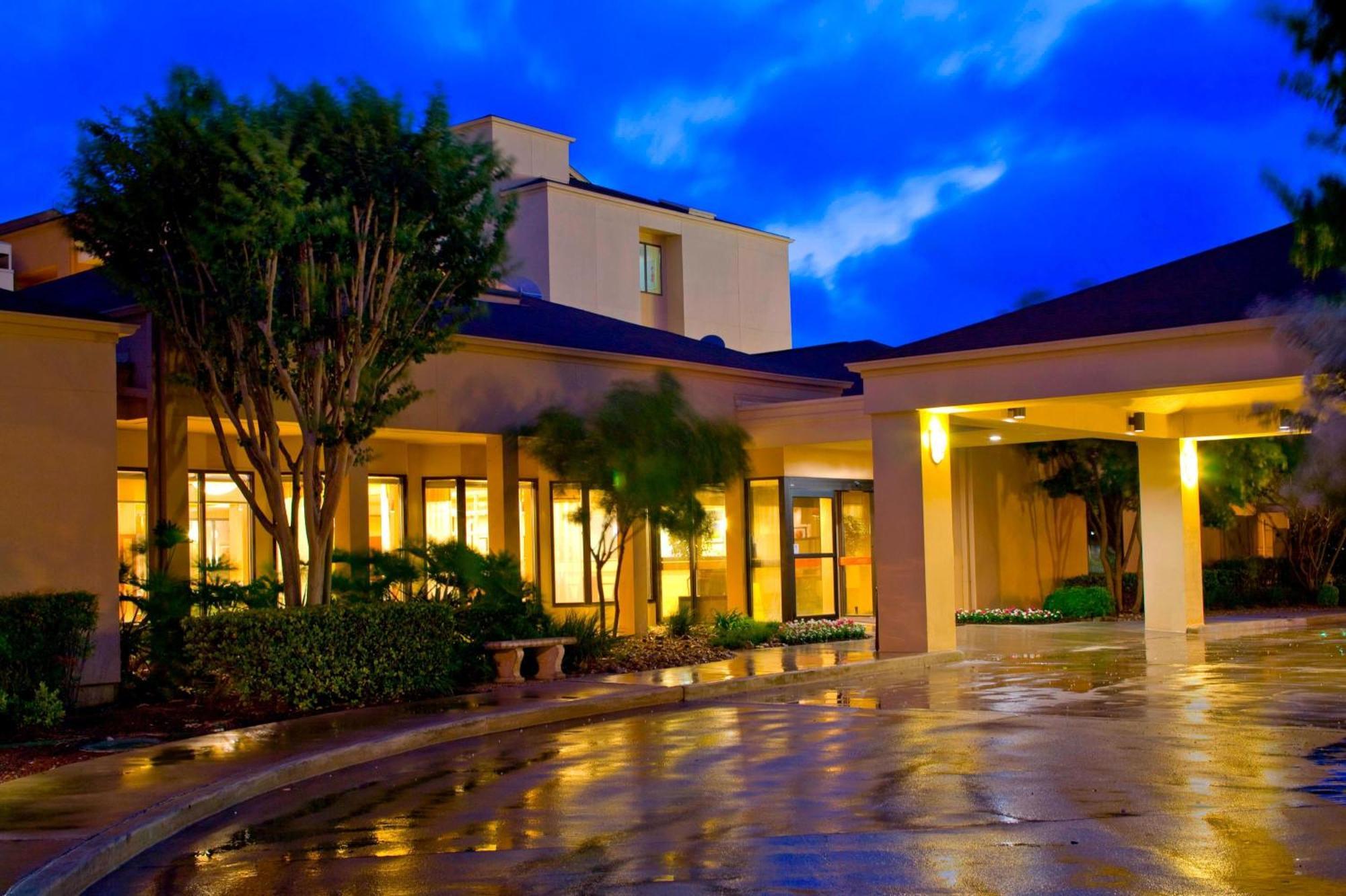 Отель Courtyard By Marriott San Antonio Airport Экстерьер фото