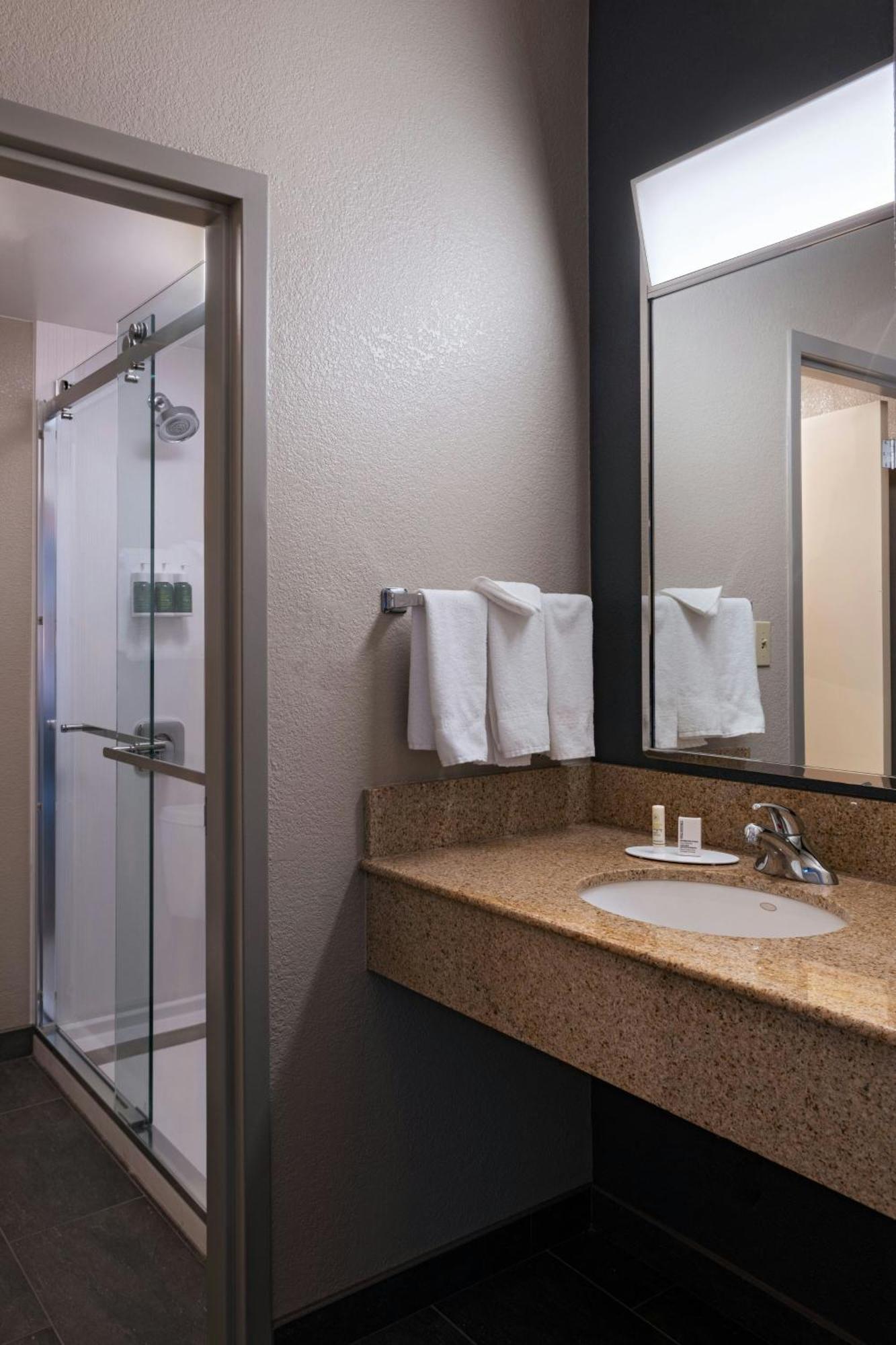 Отель Courtyard By Marriott San Antonio Airport Экстерьер фото